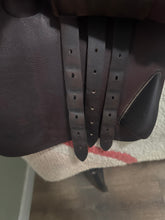 Load image into Gallery viewer, 17” Devoucoux Biarritz English Jump Saddle