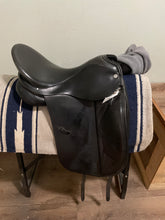 Load image into Gallery viewer, 17” Albion Platinum Dressage Saddle