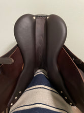 Load image into Gallery viewer, 17” Antares Connexion Jump Saddle
