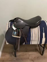 Load image into Gallery viewer, 16.5” Barnsby Pegasus Jump Saddle
