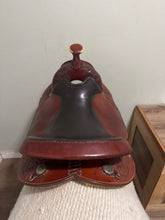 Load image into Gallery viewer, 16.5 Circle Y Arabian Equitation Saddle
