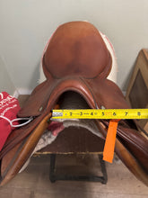 Load image into Gallery viewer, 17.5” Devoucoux Biarritz Jump English Saddle