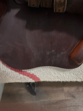 Load image into Gallery viewer, 17.5 Devoucoux Biarritz 2006 Jump Saddle