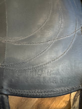Load image into Gallery viewer, 17” Antares Cadence Monoflap 2005 Dressage Saddle