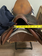 Load image into Gallery viewer, 17.5” Antares 2001 English Saddle