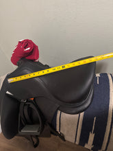 Load image into Gallery viewer, 17” Blk CWD Monoflap SE08 Dressage Saddle 2014
