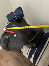 Load image into Gallery viewer, 17.5” Schleese Dressage Saddle