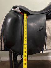 Load image into Gallery viewer, 17.5” W Trilogy Dressage Saddle