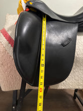 Load image into Gallery viewer, 17” Riveria Domina Dressage Saddle