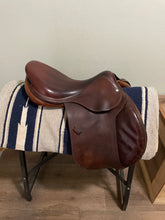 Load image into Gallery viewer, 17.5” Devoucoux 2A English Saddle