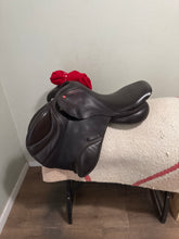 Load image into Gallery viewer, 17” Albion English Jump Saddle
