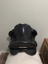 Load image into Gallery viewer, 18" Cardhu Monoflap Dressage Saddle