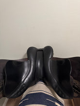 Load image into Gallery viewer, 17.5” Albion Legend 5000 Dressage Saddle