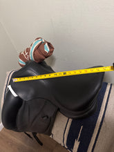Load image into Gallery viewer, 18” Voltaire 2014 Monoflap Dressage Saddle