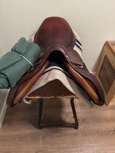 Load image into Gallery viewer, 17.5” Devoucoux Biarritz 2A Jump Saddle