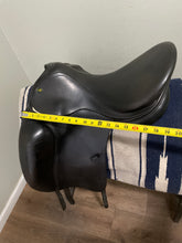 Load image into Gallery viewer, 17.5” Prestige 2000 Dressage Saddle