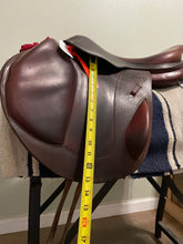 Load image into Gallery viewer, 17.5&quot; CWD Monoflap  English Saddle SE09