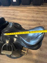Load image into Gallery viewer, 17.5” Karl Nuerdersuss Dressage Saddle