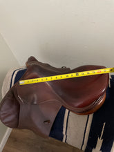 Load image into Gallery viewer, 17.5” Devoucoux 2A English Saddle