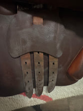 Load image into Gallery viewer, 17.5 Devoucoux Biarritz 2006 Jump Saddle