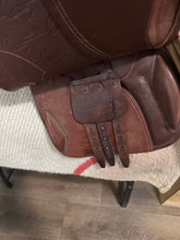 Load image into Gallery viewer, 17.5 Pessoa Heritage Jump Saddle