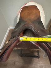 Load image into Gallery viewer, 16.5” Courbette AP English Saddle