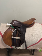 Load image into Gallery viewer, 16.5” Courbette AP English Saddle
