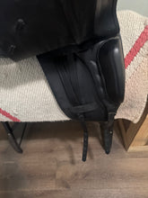 Load image into Gallery viewer, 18" Albion Dressage Saddle