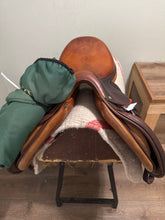 Load image into Gallery viewer, 17.5 Devoucoux Biarritz 2006 Jump Saddle