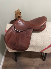Load image into Gallery viewer, 17.5 Pessoa Heritage Jump Saddle