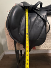 Load image into Gallery viewer, 17.5” Voltaire  Adelaide Monoflap Dressage Saddle
