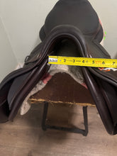 Load image into Gallery viewer, 17.5” CWD SE001 English Jump Saddle