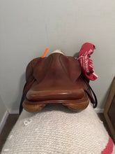 Load image into Gallery viewer, 17.5” Devoucoux Biarritz Jump English Saddle