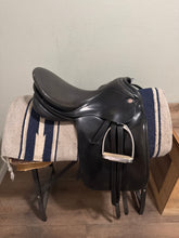 Load image into Gallery viewer, 17.5” Karl Nuerdersuss Dressage Saddle