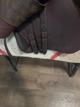 Load image into Gallery viewer, 17” Devoucoux Biarritz English Jump Saddle