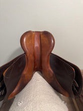 Load image into Gallery viewer, 17.5” Devoucoux Biarritz Jump English Saddle
