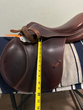 Load image into Gallery viewer, 17” Prestige Jump Saddle