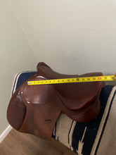 Load image into Gallery viewer, 16” Bates Adjustable English Saddle