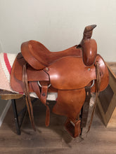 Load image into Gallery viewer, 15.5” Dakota Roping Western Saddle