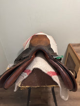 Load image into Gallery viewer, 16.5” Courbette AP English Saddle