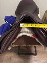 Load image into Gallery viewer, 17” Bates Adjustable Jump English Saddle