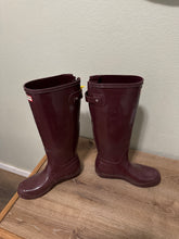 Load image into Gallery viewer, 7 Med Burgundy Hunter Rain Boots