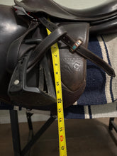 Load image into Gallery viewer, 17” Voltaire Stuttgart Jump Saddle