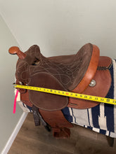 Load image into Gallery viewer, 15” Hereford Tex Tan Western Saddle