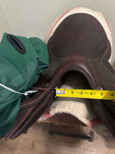 Load image into Gallery viewer, 17” Devoucoux Biarritz English Jump Saddle