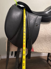 Load image into Gallery viewer, 18” XW Frank Baines Monoflap Dressage Saddle