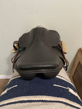 Load image into Gallery viewer, 16.5” Barnsby Pegasus Jump Saddle