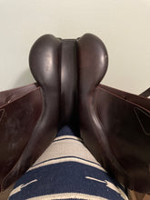 Load image into Gallery viewer, 17.5” Devoucoux Oldara Jump Saddle
