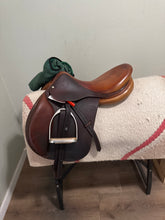 Load image into Gallery viewer, 17.5 Devoucoux Biarritz 2006 Jump Saddle