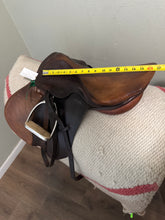 Load image into Gallery viewer, 16.5” Courbette AP English Saddle